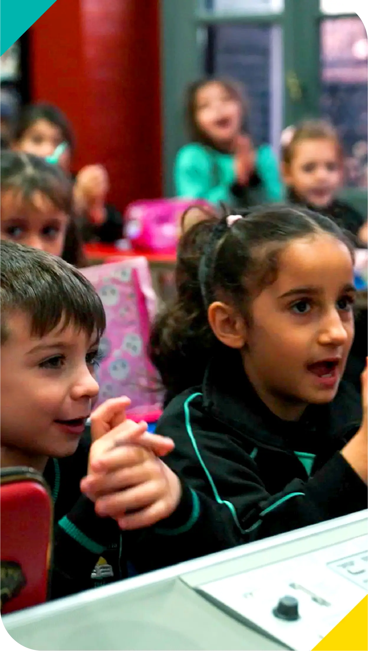 Alumnos del Nivel Primario del Colegio Echeverría participando activamente en una propuesta de aprendizaje e intercambio en el aula.