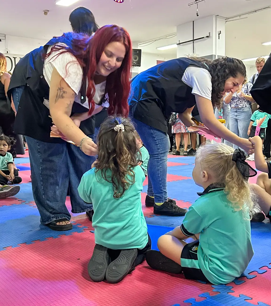 Docentes y alumnos del Nivel Inicial del Colegio Echeverría compartiendo una experiencia de aprendizaje y participación en una actividad institucional.