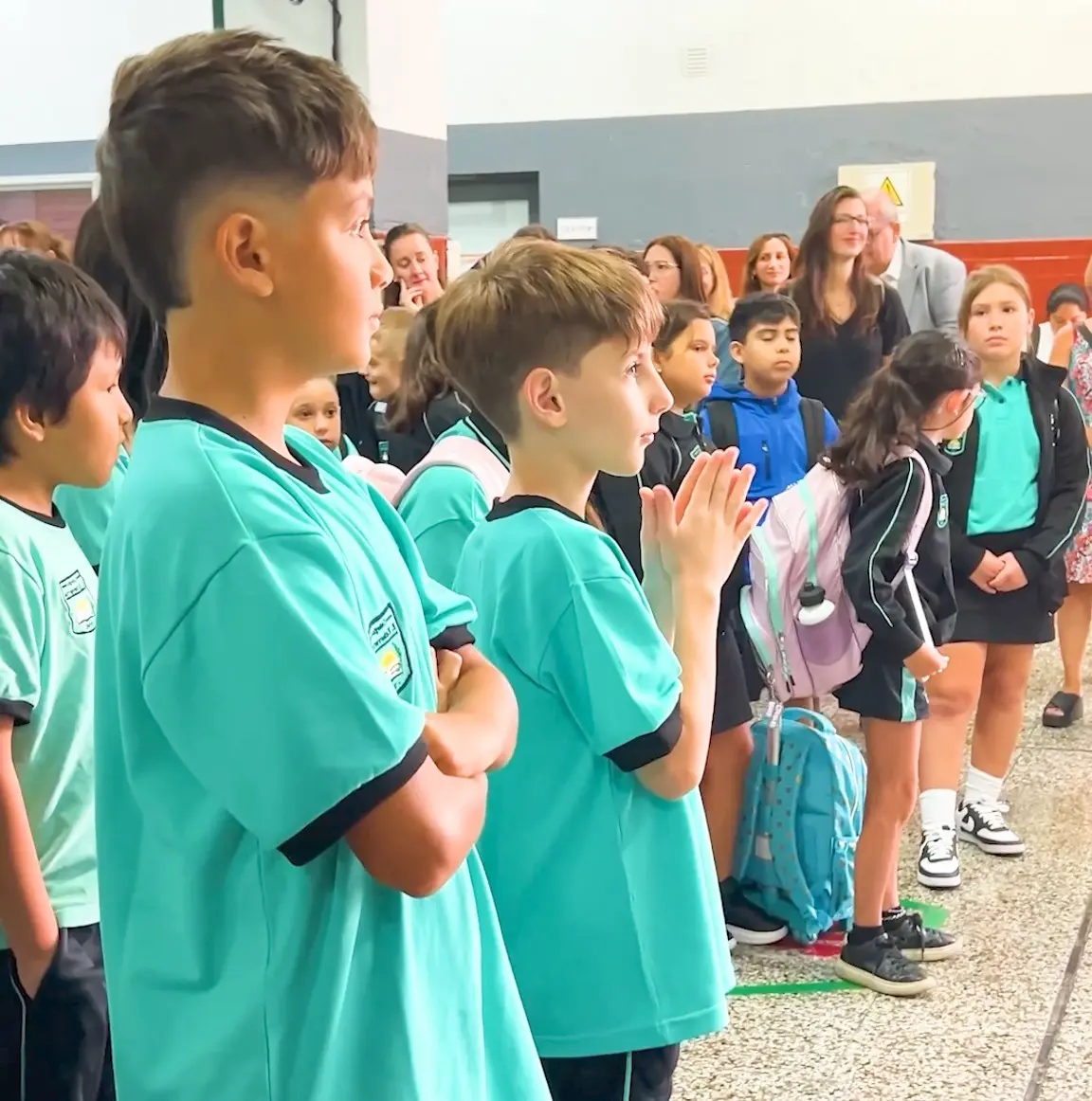 Alumnos del Nivel Primario del Colegio Echeverría participando en una actividad institucional junto a docentes y familias.