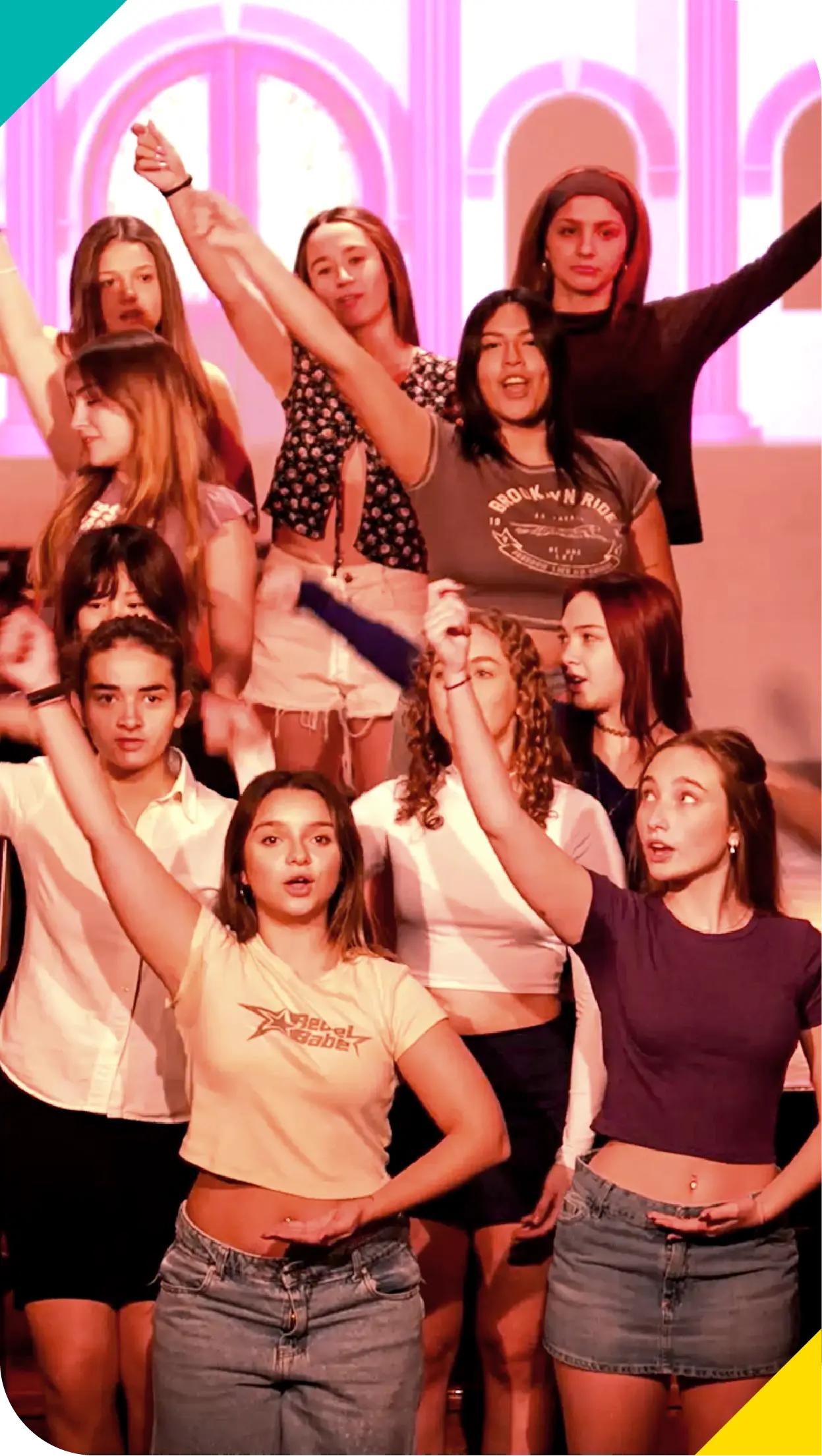 Estudiantes del Nivel Secundario del Colegio Echeverría participando en una presentación artística y cultural ante la comunidad educativa.