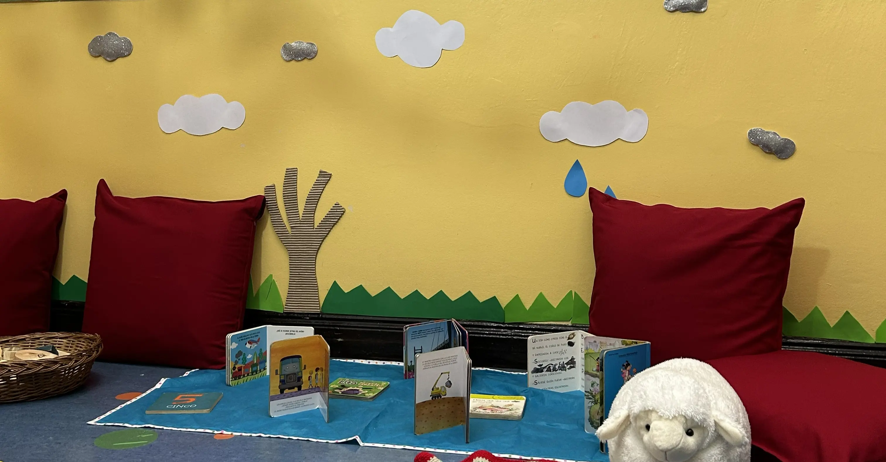 Rincón de lectura del Nivel Inicial del Colegio Echeverría con libros infantiles y materiales para el desarrollo de la alfabetización temprana.