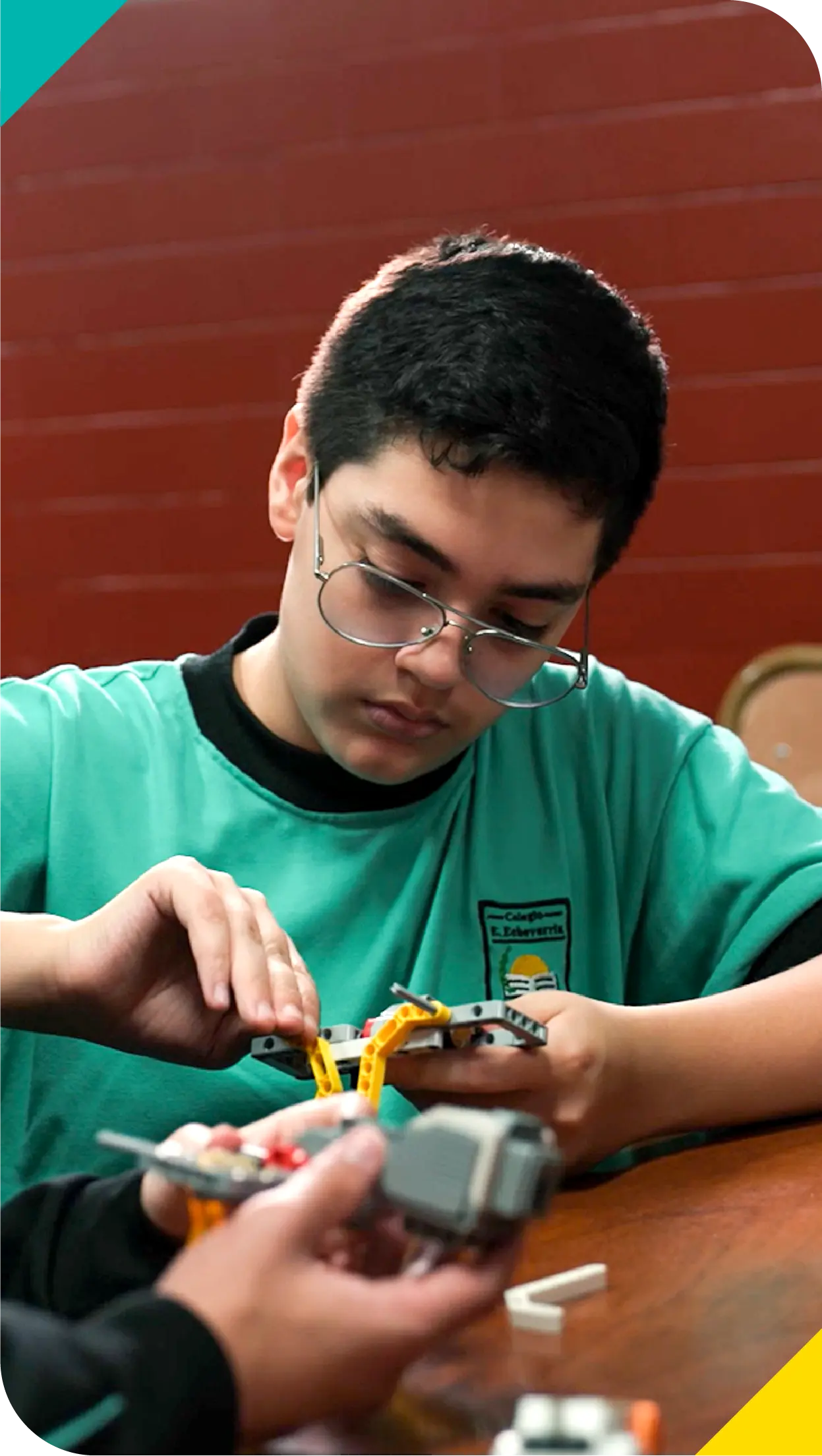 Estudiante del Nivel Secundario del Colegio Echeverría participando en una actividad de robótica, tecnología y resolución de problemas.