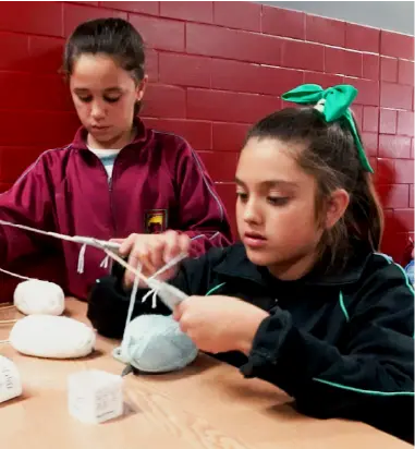 Alumnas del Nivel Primario del Colegio Echeverría participando en una actividad de experimentación y trabajo manual en el aula.